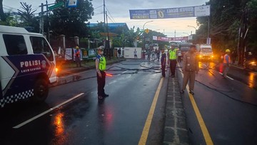 Mobil boks terbalik di Sawangan, lalin macet.