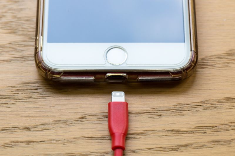 Isi daya iPhone, perlu dimatikan? Fakta!