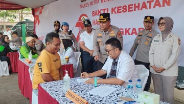 Polres Bekasi Kota Beri Sembako ke Ojol