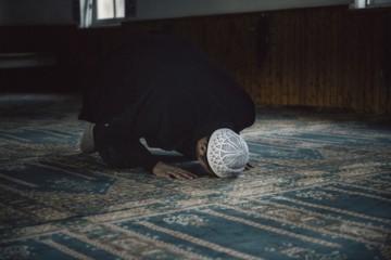Tahajud: 5 Keutamaan Salat Malam Istimewa