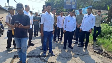 Andra Soni Tinjau Jalan Rusak Rawan Kecelakaan di Maja