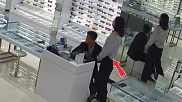 CCTV Rekam Pasutri Necis Curi Kacamata Mahal