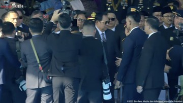 Gibran Cium Tangan Try Sutrisno di Bhayangkara