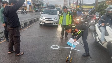 Maut di Parung: Motor Tergelincir, Terlindas Pikap