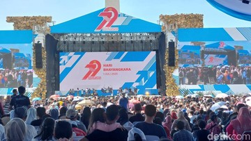 Warga Antusias Saksikan Hiburan Bhayangkara ke-79 di Monas